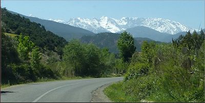 im Hintergrund der Anti Atlas